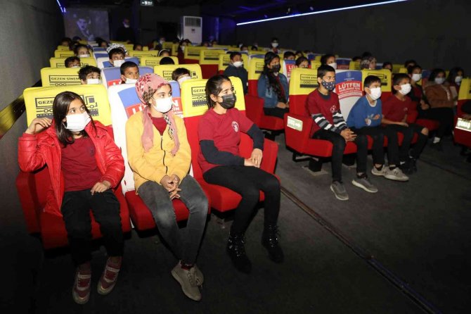 ‘Gezen Sinema Tırı’ Yüreğirli Çocuklarla Buluştu