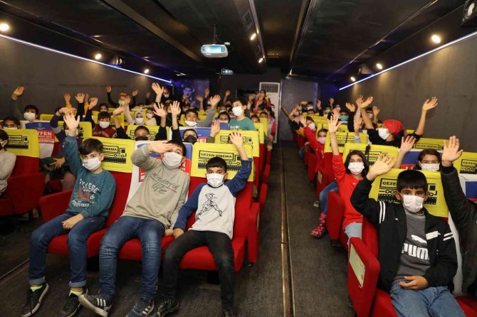 ‘Gezen Sinema Tırı’ Yüreğirli Çocuklarla Buluştu