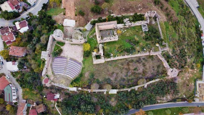 Bizans’ın En Önemli Savunmalarından Olan Bu Kale 9 Asırdır Ayakta Duruyor