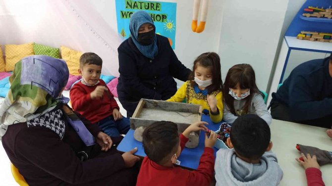 Bu Okulda Dedeler Oyuncak Yapıyor, Nineler Masal Anlatıyor
