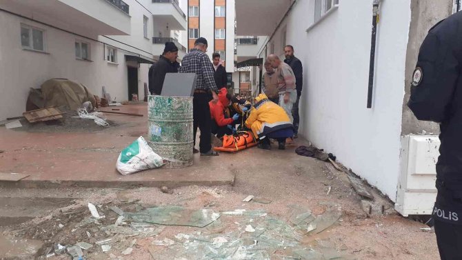 Osmancık’ta Şiddetli Rüzgar İnşaat Halindeki Bir Binanın Camını Kırdı: 1 Yaralı