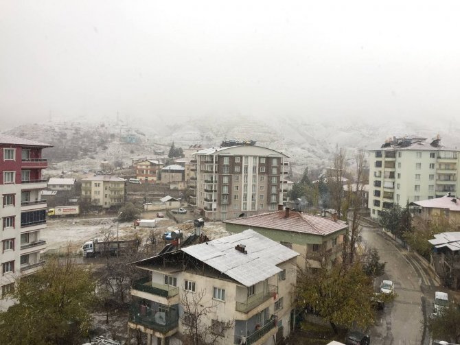 Darende’ye Mevsimin İlk Kar Yağışı Sevindirdi