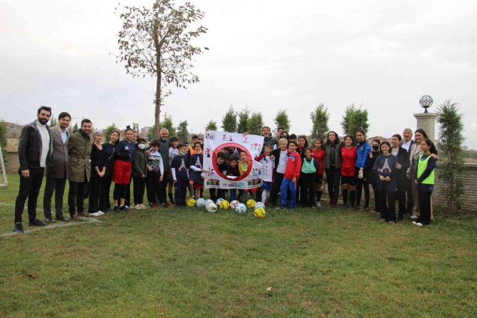 Çocuklar Futbolu Paylaşmak İçin Bir Araya Geldi