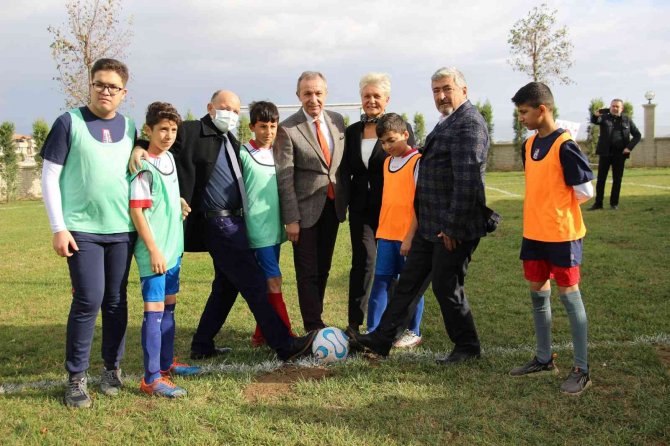 Çocuklar Futbolu Paylaşmak İçin Bir Araya Geldi