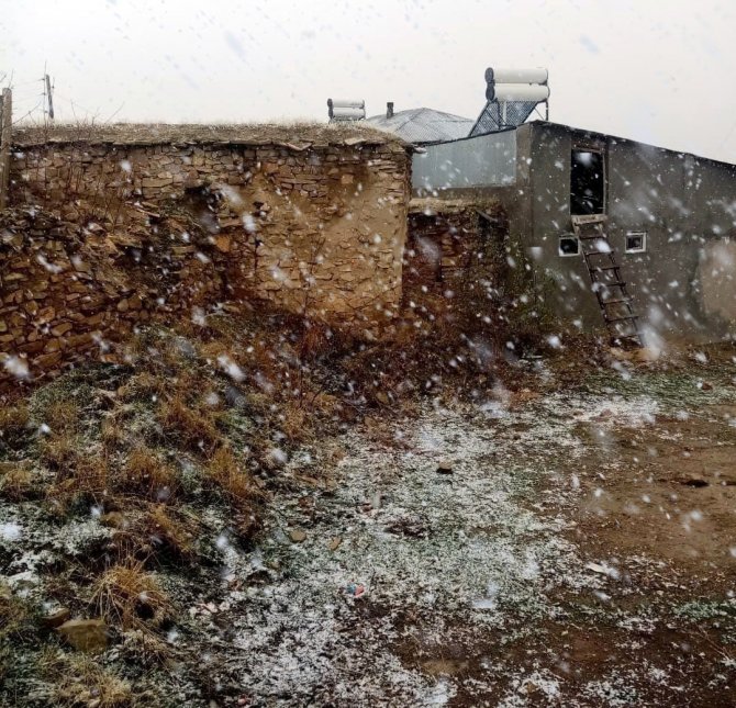 Elazığ’a Mevsimin İlk Karı Yağdı