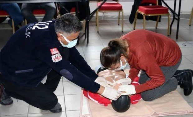 Sağlıkçılardan Polislere İlk Yardım Kursu