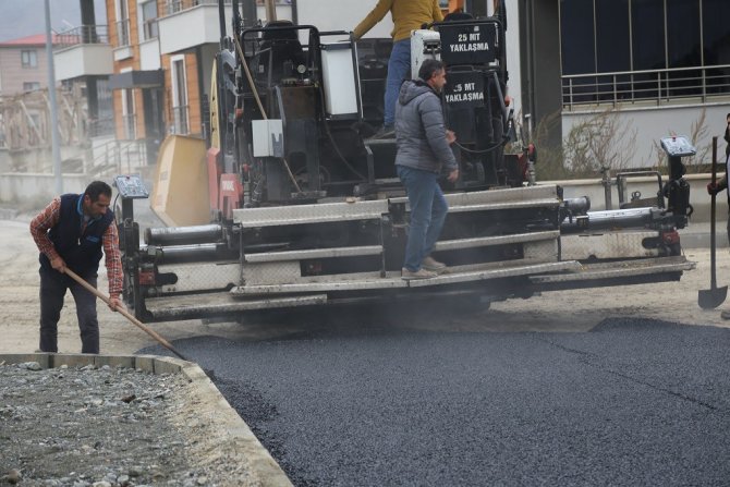 Erzincan’da Sıcak Asfalt, Temizlik Ve Peyzaj Çalışmaları Devam Ediyor