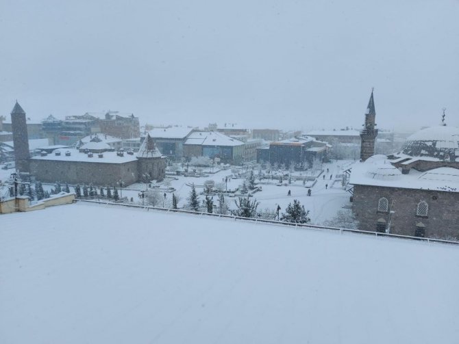 Erzurum’da Kar Yağışı Görsel Şölen Oluşturdu