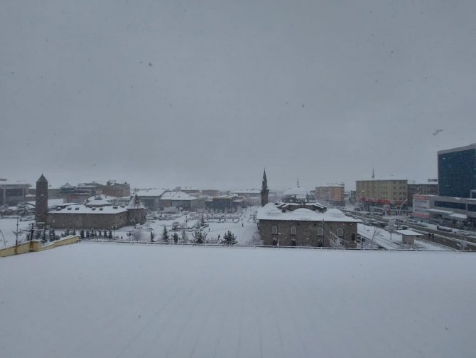 Erzurum’da Kar Yağışı Görsel Şölen Oluşturdu