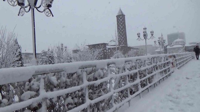 Erzurum’da Kar Yağışı Görsel Şölen Oluşturdu