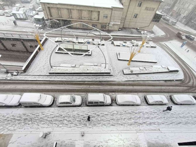 Erzurum’da Yoğun Kar Yağışı Etkili Oluyor
