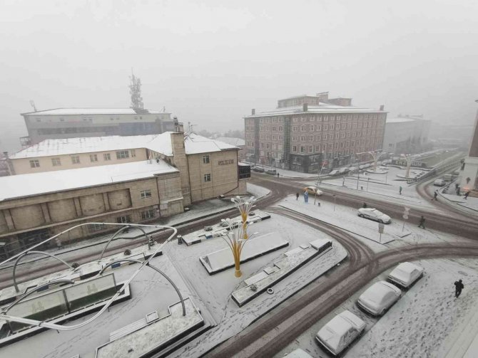 Erzurum’da Yoğun Kar Yağışı Etkili Oluyor