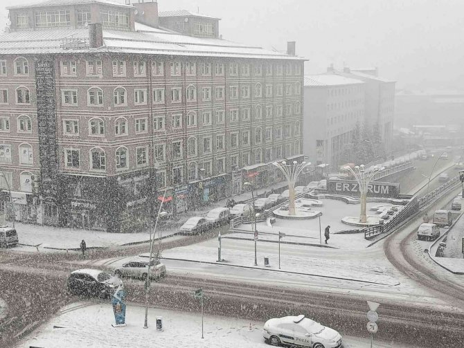 Erzurum’da Yoğun Kar Yağışı Etkili Oluyor