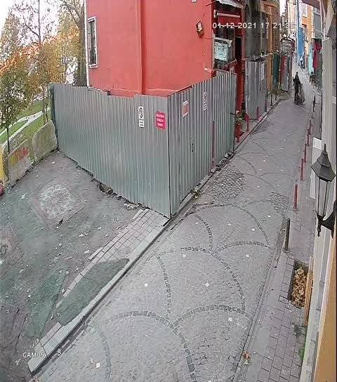 Balat’ta Metruk Bina Çöktü, 2 Kişi Son Anda Kurtuldu