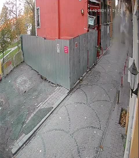 Balat’ta Metruk Bina Çöktü, 2 Kişi Son Anda Kurtuldu