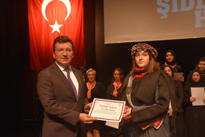 “Güçlü Kadınlar” Sanatın Gücüyle Şiddete “Dur” Dedi