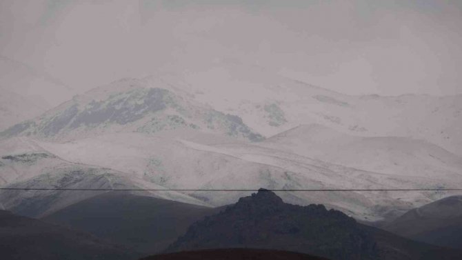 Yüksekova’ya Kış Mevsiminin İlk Karı Yağdı