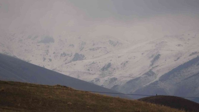 Yüksekova’ya Kış Mevsiminin İlk Karı Yağdı