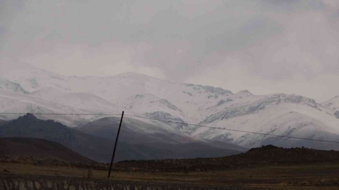 Yüksekova’ya Kış Mevsiminin İlk Karı Yağdı