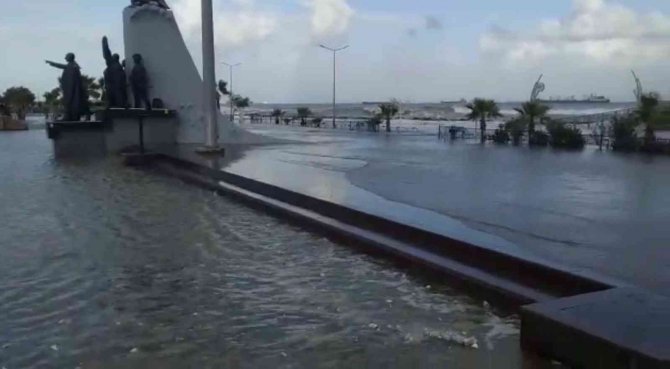 İ̇skenderun’da Deniz Taştı
