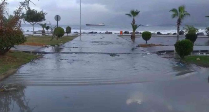 İ̇skenderun’da Deniz Taştı