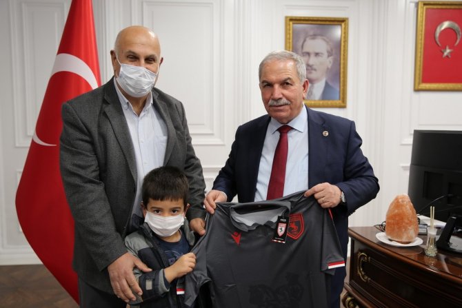 Maç Sonucunu Tahmin Eden 5 Taraftara Formaları Başkan Demirtaş’tan