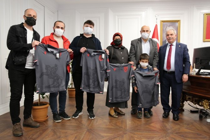 Maç Sonucunu Tahmin Eden 5 Taraftara Formaları Başkan Demirtaş’tan
