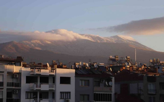İ̇zmir Bozdağ’a Mevsimin İlk Karı Düştü