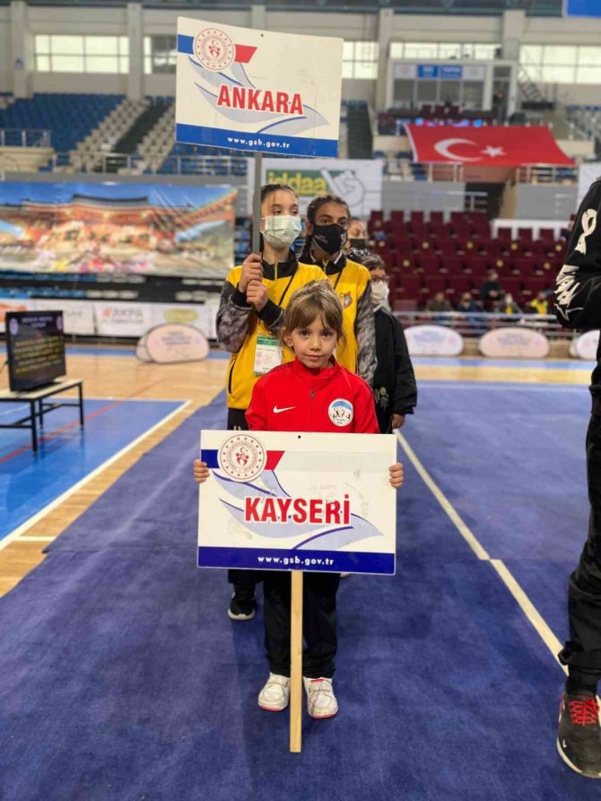 Başkan Büyükkılıç Minik Şampiyonu Tebrik Etti