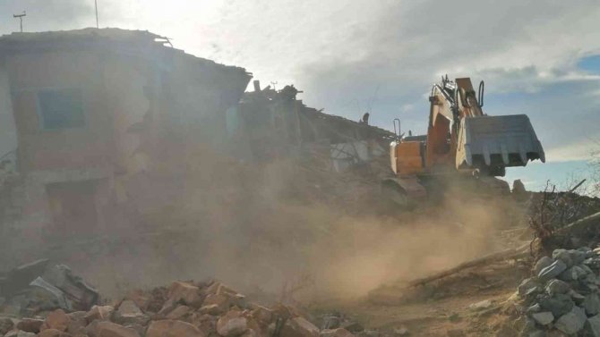 Delice’de Metruk Binalar Yıkıldı