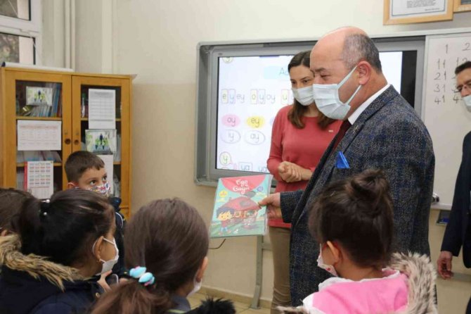 Kütahya’da Okullara 13 Bin 200 Kitap Dağıtıldı