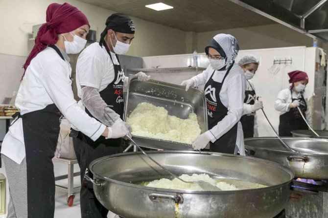 Büyükşehir Belediyesi, Zeytinleri Zeytinyağına Dönüştürdü, Aşhanede Kullanmaya Başladı