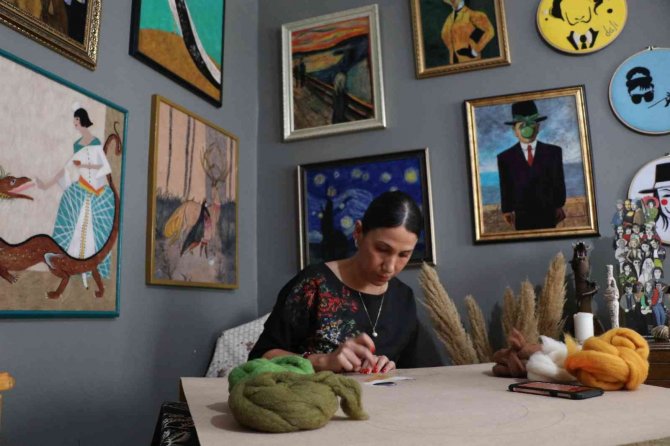 Binlerce İğne Darbesiyle Sanat Eseri Ortaya Çıkarıyor