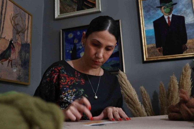 Binlerce İğne Darbesiyle Sanat Eseri Ortaya Çıkarıyor