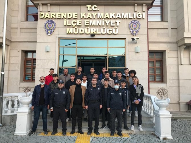 Polisten Sporculara Pastalı Kutlama