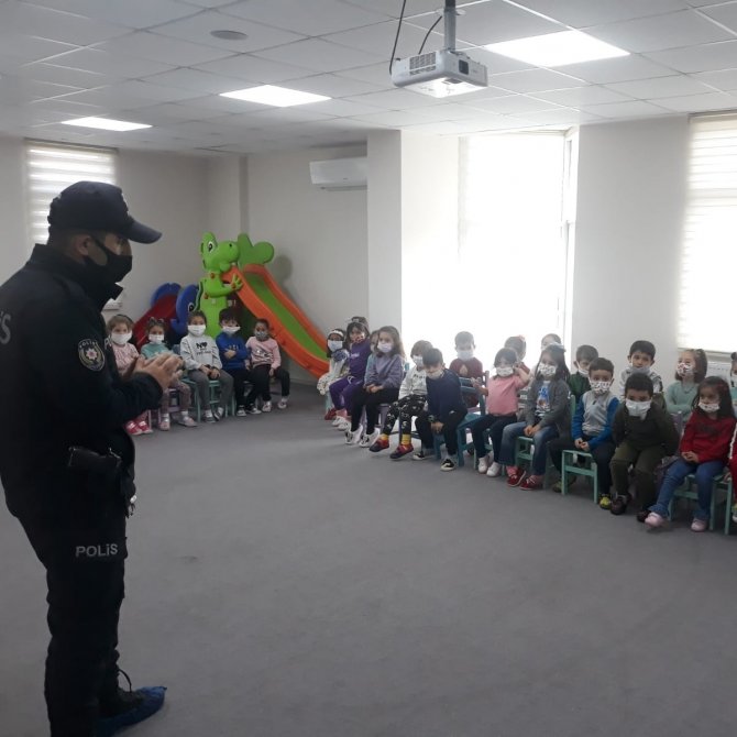 Pursaklar Belediyesi Nezaket Okulu’nda Miniklere Meslekler Tanıtılıyor