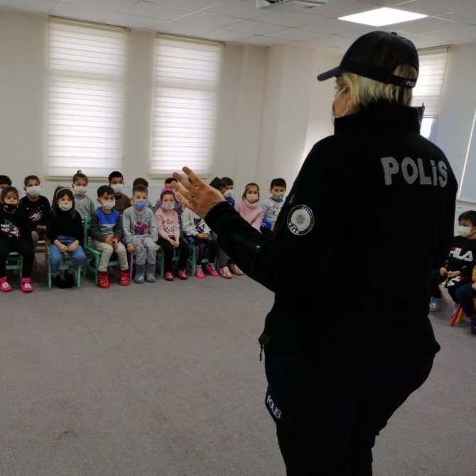 Pursaklar Belediyesi Nezaket Okulu’nda Miniklere Meslekler Tanıtılıyor