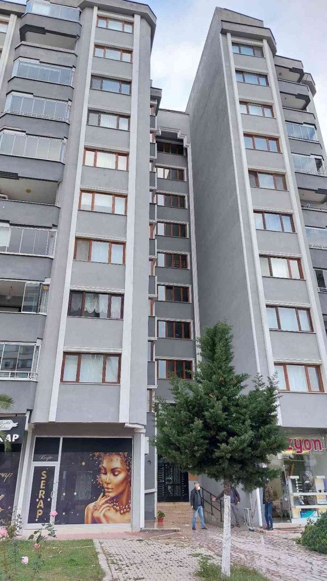 Emekli Bekçi Evinin Önünde Silahla Vurulmuş Halde Ölü Bulundu