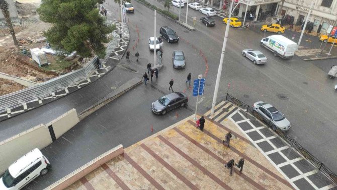 Ani Yağmurdan Kaçanlar Kameraya Takıldı