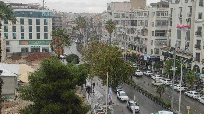 Ani Yağmurdan Kaçanlar Kameraya Takıldı