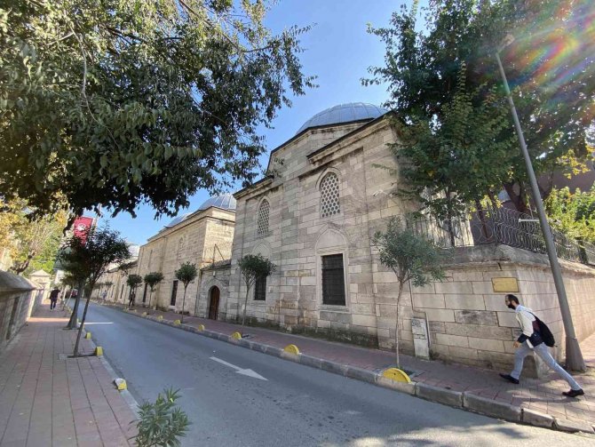 Şehzade Mehmet İ̇marethanesi’ndeki Lahitin Ön Kısmında Bulunan Akrostiş Şiir Görenlerin Dikkatini Çekiyor