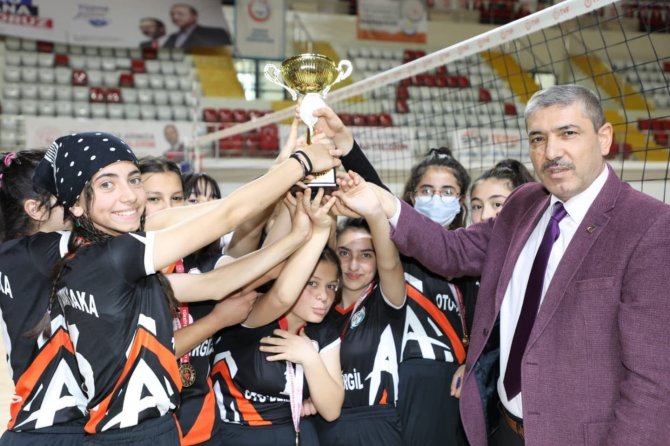 Şehit Adnan Saka Ortaokulu İki Kategoride De Şampiyon