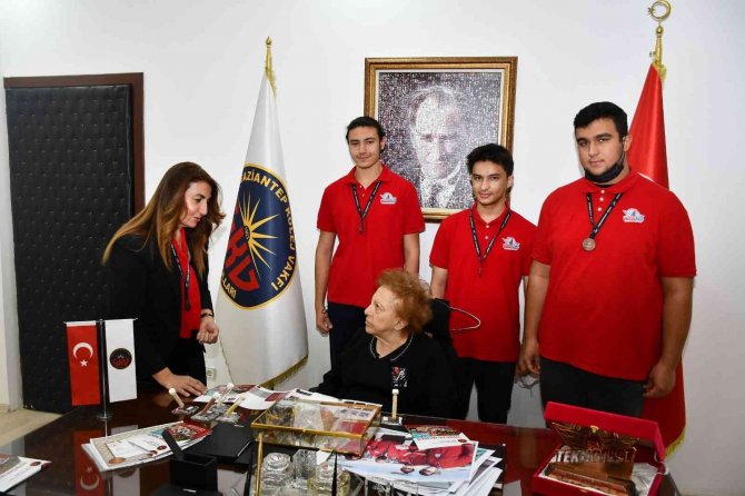 Nüket Ersoy’a Öğrencilerden Anlamlı Ziyaret