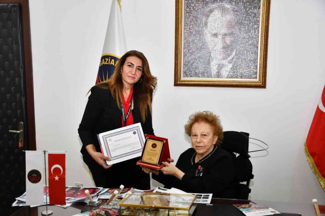 Nüket Ersoy’a Öğrencilerden Anlamlı Ziyaret