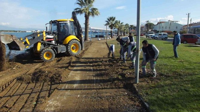 Balıkesir’de Fırtınanın İzleri Silinmeye Çalışılıyor