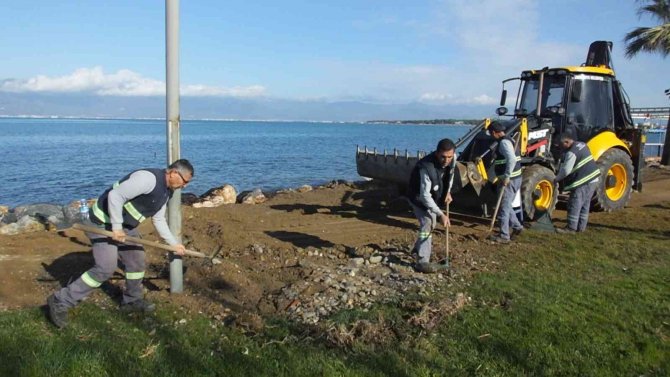 Balıkesir’de Fırtınanın İzleri Silinmeye Çalışılıyor