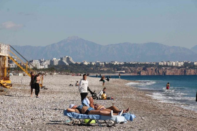 Türkiye Güne Kar Yağışı İle Uyanırken Antalya’da Turistler Denize Koştu