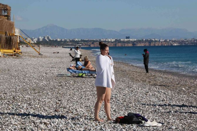 Türkiye Güne Kar Yağışı İle Uyanırken Antalya’da Turistler Denize Koştu