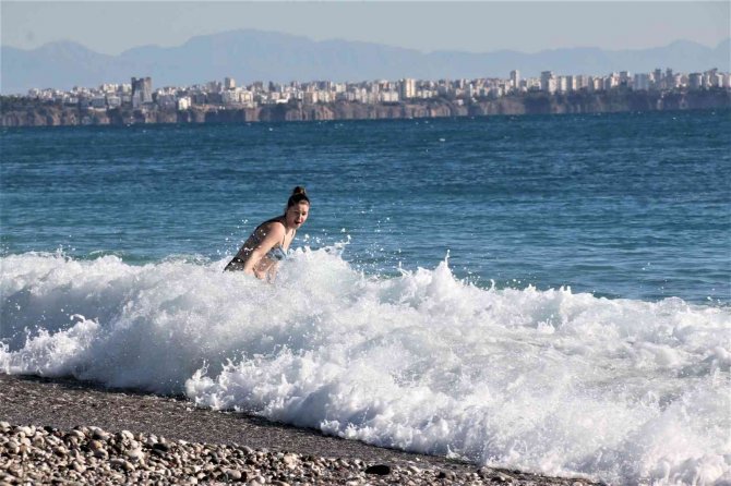 Türkiye Güne Kar Yağışı İle Uyanırken Antalya’da Turistler Denize Koştu