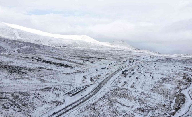 Kar Yağışının Devam Ettiği Erciyes’te Kar Kalınlığı 15 Santime Ulaştı